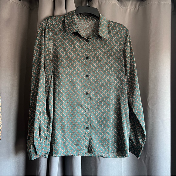 Lot of 2 Button Down satin sheen blouses. Size L. - Picture 3 of 8